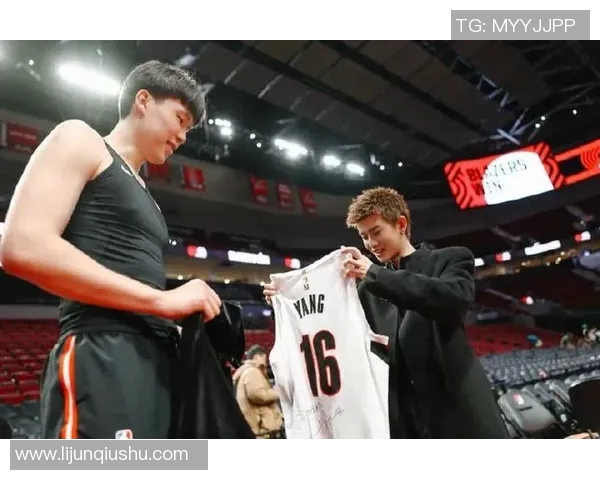 老乡见老乡！杨瀚森赛后与任嘉伦互换礼物 后者获得小杨签名球衣